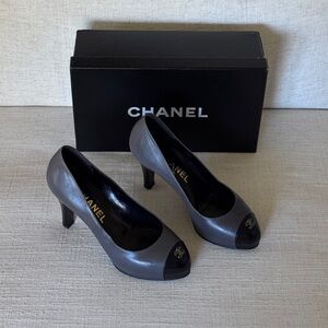 CHANEL Grey Black Leather Cap
Toe Pumps‎ Size 6 1/2